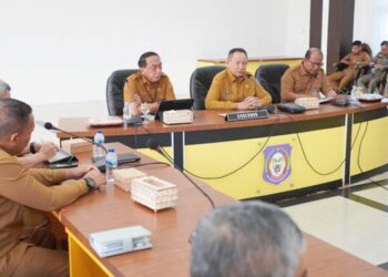 Gubernur Gusnar Ismail memimpin rapat evaluasi kesiapan LO PENAS Petani Nelayan XVII Tahun 2026 di Aula Rujab Gubernur Gorontalo, Senin (8/6). (Foto: Dok-Pemprov/Valen)