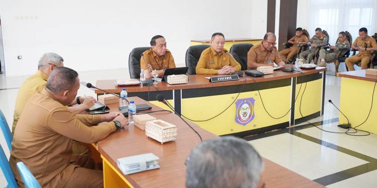 Gubernur Gusnar Ismail memimpin rapat evaluasi kesiapan LO PENAS Petani Nelayan XVII Tahun 2026 di Aula Rujab Gubernur Gorontalo, Senin (8/6). (Foto: Dok-Pemprov/Valen)