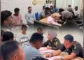 Para tersangka kasus dugaan PETI Boalemo saat diserahkan Polda Gorontalo ke Kejari Boalemo.