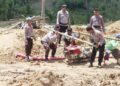 Personel Polres Boalemo melakukan penertiban pertambangan emas tanpa izin (PETI) yang ada di Dusun Sambati, Desa Dulupi, Kecamatan Dulupi.