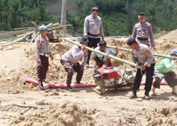 Personel Polres Boalemo melakukan penertiban pertambangan emas tanpa izin (PETI) yang ada di Dusun Sambati, Desa Dulupi, Kecamatan Dulupi.