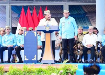UPIA KARANJI - Presiden Prabowo Subianto, bersama para Menteri dan pejabat setingkat menteri mengenakan upia karanji, songkok khas Gorontalo pada puncak PENAS XVII di Limboto, Kabupaten Gorontalo, Rabu (24/6). (foto: dok/pemprov)