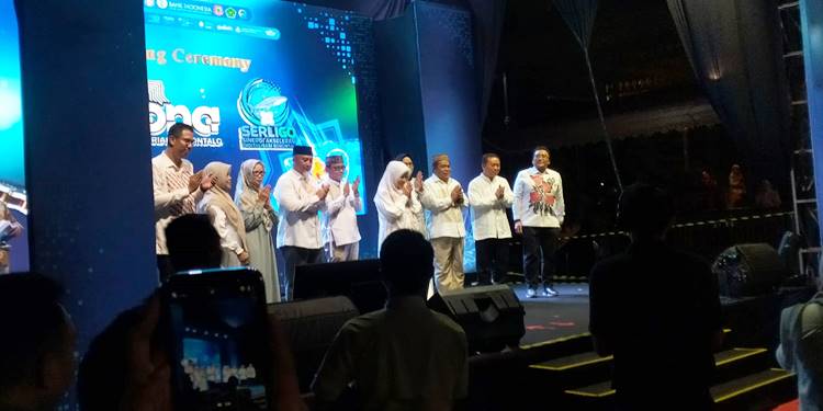 PESONA SERLIGO – Penutupan Pesona Serligo oleh Wakil Gubernur Gorontalo Idah Syahidah Rusli Habibie, didampingi Kepala Perwakilan BI Gorontalo, Bambang Setta Permana, dan pihak terkait, Senin (22/6) malam. (foto: istimewa)