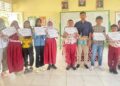 Sejumlah siswa di salah satu SD Negeri di Kota Gorontalo menerima sertifikat tuntas mengaji dari LPQ Al Yasiir Gorontalo Berkah.