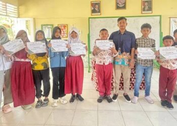 Sejumlah siswa di salah satu SD Negeri di Kota Gorontalo menerima sertifikat tuntas mengaji dari LPQ Al Yasiir Gorontalo Berkah.