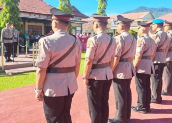 Kapolres Bone Bolango Akbp Supriantoro, S.H., S.I.K. memimpin Langsung pelaksanaan upacara Serah Terima Jabatan (Sertijab) tiga Kapolsek, satu kabag dan satu Kasi jajaran Polres Bone Bolango yang berlangsung di lapangan Sanika Satyawada Polres Bone Bolango, Kamis (10/6).