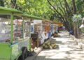 Taman RTH Moodu yang dipenuhi pohon rindang jadi pilihan masyarakat untuk berteduh di siang hari yang cukup panas saat ini. (Foto: Roy/Gorontalo Post)