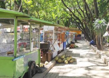 Taman RTH Moodu yang dipenuhi pohon rindang jadi pilihan masyarakat untuk berteduh di siang hari yang cukup panas saat ini. (Foto: Roy/Gorontalo Post)