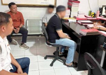 Dua tersangka PETI Buntulia saat diserahkan penyidik Satreskrim Polres Pohuwato ke Kejari, Rabu (3/6/2026).