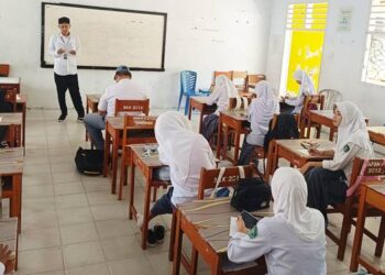 Muhammad Hary (21), mahasiswa Jurusan Teknik Informatika saat menjalankan program Mahasiswa Mengajar di SMK Negeri 2 Gorontalo, Selasa (2/6).. (Foto: dok/mg/gorontalopost)