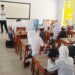 Muhammad Hary (21), mahasiswa Jurusan Teknik Informatika saat menjalankan program Mahasiswa Mengajar di SMK Negeri 2 Gorontalo, Selasa (2/6).. (Foto: dok/mg/gorontalopost)