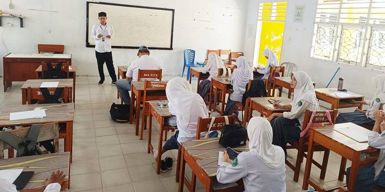 Muhammad Hary (21), mahasiswa Jurusan Teknik Informatika saat menjalankan program Mahasiswa Mengajar di SMK Negeri 2 Gorontalo, Selasa (2/6).. (Foto: dok/mg/gorontalopost)