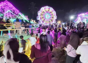 Hiburan pasar malam di Desa Tingkohubu, Kecamatan Suwawa, Kabupaten Bone Bolango, malam sabtu (6/6) di banjir warga. (F. Natharahman/Gorontalo Post)