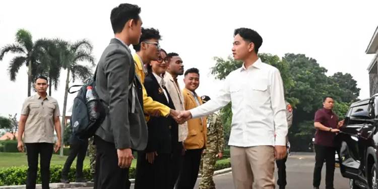 MENUJU GORONTALO - Wakil Presiden RI Gibran Rakabuming Raka menyalami mahasiswa yang diajaknya untuk mengunjungi sejumlah daerah termasuk Gorontalo sebelum bertolak dari Lanud Halim Perdana Kusuma, Jakarta, Kamis (18/6). (foto: wapresri.go.id)