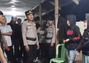 Petugas kepolisian mengamankan Pasutri di Kelurahan Hunggaluwa, Kecamatan Limboto, Senin (8/6/2026) dini hari.