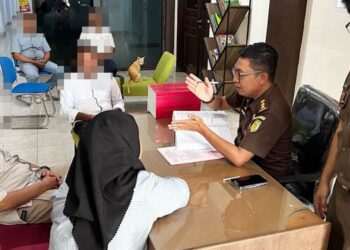 Empat tersangka dugaan penyelewengan dana koperasi karyawan Perumda Muara Tirta Kota Gorontalo saat ditahan Kejari Kota Gorontalo, Senin (8/6/2026). (Foto: Istimewa).