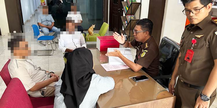 Empat tersangka dugaan penyelewengan dana koperasi karyawan Perumda Muara Tirta Kota Gorontalo saat ditahan Kejari Kota Gorontalo, Senin (8/6/2026). (Foto: Istimewa).