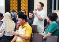 Perwakilan ahli waris Kisman Tilameo saat menyampaikan dua tuntutan ke Walikota Adhan Dambea terkait pemindahan pekuburan di eks Terminal 42 Andalas. Tuntutan itu disampaikan saat Rakor dan diskusi bersama para ahli waris di Aula Rumah Jabatan Walikota Gorontalo, Selasa (16/6/2026). (Foto: Istimewa).
