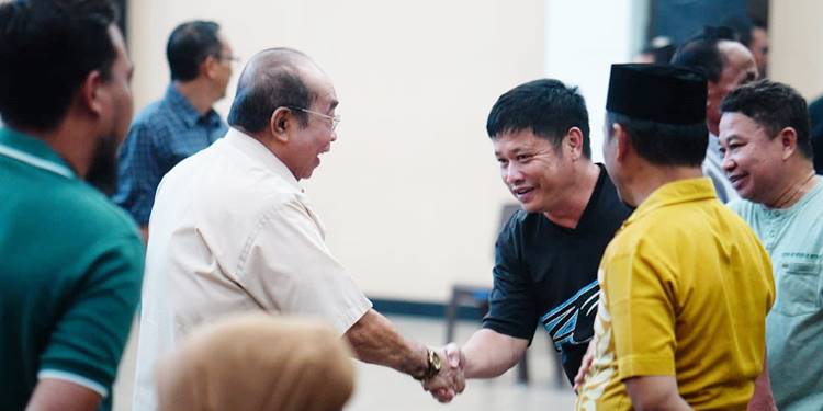 Walikota Gorontalo Adhan Dambea bersalaman dengan para ahli waris tanah pekuburan usai diskus di Aula Rujab Walikota, Selasa (16/6/2026).