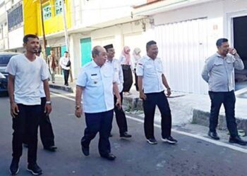 Wali Kota Gorontalo Adhan Dambea melakukan pengecekan lokasi street food III di kawasan kampung China, Biawao, Kota Gorontalo. (foto: istimewa)