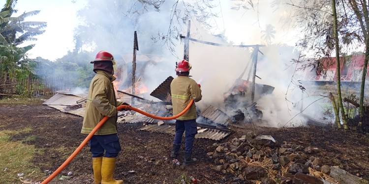 Rumah milik Refan Ramadhan di Kelurahan Hepuhulawa Kecamatan Limboto, hangus terbakar. Rabu (10/6)