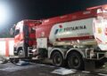 PASOKAN LANCAR - Mobil tangki milik Pertamina saat memasok BBM jenis pertalite ke SPBU. (foto: dok-pertamina patra niaga)