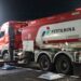 PASOKAN LANCAR - Mobil tangki milik Pertamina saat memasok BBM jenis pertalite ke SPBU. (foto: dok-pertamina patra niaga)