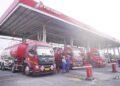 DISTRIBUSI AMAN -Mobil tangki Pertamina tetap mendistribusikan BBM pasca gempa magnitudo 7,7 di wilayah Sulawesi Utara, Senin (8/6) pagi. (foto: dok - pertamina)