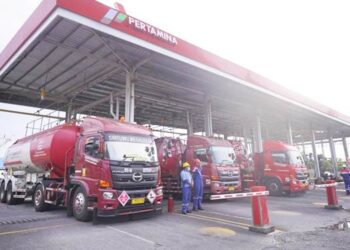 DISTRIBUSI AMAN -Mobil tangki Pertamina tetap mendistribusikan BBM pasca gempa magnitudo 7,7 di wilayah Sulawesi Utara, Senin (8/6) pagi. (foto: dok - pertamina)