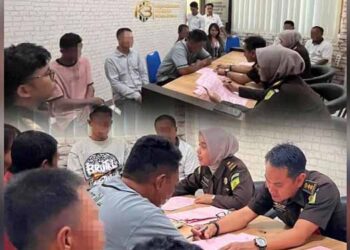 Penyerahan sepuluh tersangka Simon Cs serta barang bukti perkara PETI di Paguyaman Boalemo oleh penyidik Subdit Tipiter Polda Gorontalo ke Kejaksaan Negeri Boalemo.