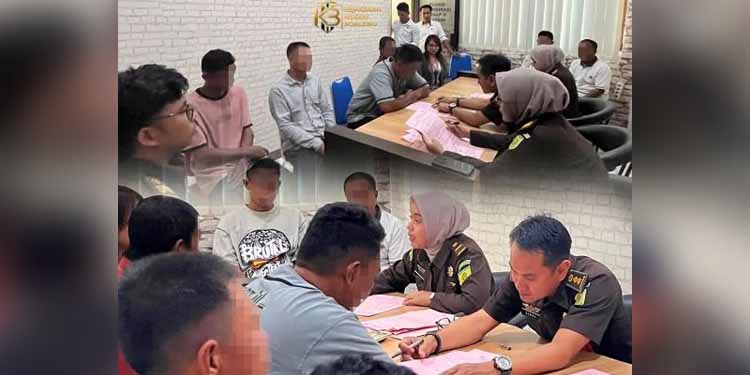 Penyerahan sepuluh tersangka Simon Cs serta barang bukti perkara PETI di Paguyaman Boalemo oleh penyidik Subdit Tipiter Polda Gorontalo ke Kejaksaan Negeri Boalemo.