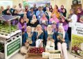 Foto bersama Ketua Tim Pengabdian Siti Choirul Dwi Astuti, Kepala Desa, Kader, ibu hamil dan Mahasiswa Sarjana Terapan Kebidanan Poltekkes Kemenkes Gorontalo pada kegiatan pengabdian kepada masyarakat yang berlangsung di Desa Dutohe Kec. Kabila Kabupaten Bone Bolango.Jumat, (10/7)