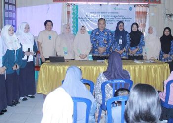 Foto bersama Ketua Tim Pengabdian Puspita Sukmawaty Rasyid dan para Dosen Poltekkes, unsur pemerintah Kelurahan Leato utara dan para kader dalam kegiatan program pengabdian masyarakat, Kamis (2/7). (foto: istimewa)