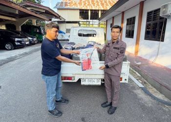 Penyerahan barang bukti serta tersangka oleh penyidik Satuan Reskrim Polres Pohuwato kepada pihak Kejaksaan Negeri Pohuwato.