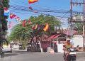 Puluhan bendera negara peserta piala dunia 2026 masih berkibar di depan rumah warga, pertokoan hingga sepanjang jalan utama sebagai bentuk antusiasme masyarakat terhadap pesta sepak bola terbesar di dunia. (Foto: Roy/Gorontalo Post)