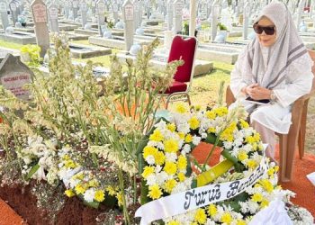 Wakil Gubernur Gorontalo Idah Syahidah Rusli Habibie saat berziarah ke makam Almarhum H. Rachmat Gobel di Taman Makam Pahlawan (TMP) Nasional Utama Kalibata, Jakarta Selatan, Ahad (12/7/2026). (Foto : dok-pemprov)