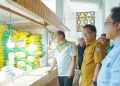 Sekda Provinsi Gorontalo Sofian Ibrahim (kiri) bersama TPID Provinsi Gorontalo melakukan pemantauan harga pangan di pasar Sentral Kota Gorontalo, Selasa (14/7). (foto: dok/bi-gorontalo)