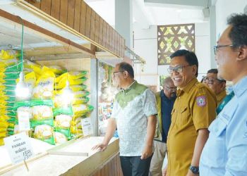 Sekda Provinsi Gorontalo Sofian Ibrahim (kiri) bersama TPID Provinsi Gorontalo melakukan pemantauan harga pangan di pasar Sentral Kota Gorontalo, Selasa (14/7). (foto: dok/bi-gorontalo)