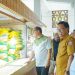 Sekda Provinsi Gorontalo Sofian Ibrahim (kiri) bersama TPID Provinsi Gorontalo melakukan pemantauan harga pangan di pasar Sentral Kota Gorontalo, Selasa (14/7). (foto: dok/bi-gorontalo)