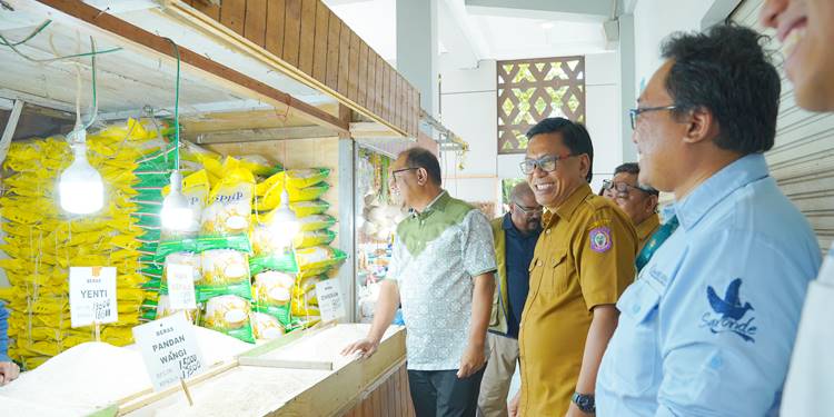 Sekda Provinsi Gorontalo Sofian Ibrahim (kiri) bersama TPID Provinsi Gorontalo melakukan pemantauan harga pangan di pasar Sentral Kota Gorontalo, Selasa (14/7). (foto: dok/bi-gorontalo)