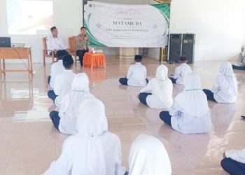Kapolsek Popayato Barat, Iptu Ilham Siplizand, S.Tr.K. saat memberikan materi kepada para siswa yang ada di Madrasah Al-Khairat, Desa Dudewulo, Kecamatan Popayato Barat, Kabupaten Pohuwato.