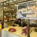 DISUBSIDI - Harga daging sapi di Pasar Sentral Gorontalo disubsidi pemerintah, dari harga normal Rp 150 ribu/kg, menjadi Rp 135 ribu/kg. (foto: jitro paputungan / gorontalo post)