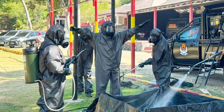 Hadapi Ancaman Bahan Berbahaya, Brimob Simulasi Dekontaminasi dan Evakuasi Korban