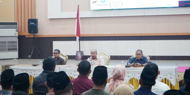 Wali Kota Gorontalo, Adhan Dambea, Wawali Indra Gobel, dan Sekda Ismail Madjid ketika memimpin Rakorev penyelenggaraan pemerintahan, pembangunan dan kemasyarakatan, Ahad (5/7/2026). (Foto: Prokopim)