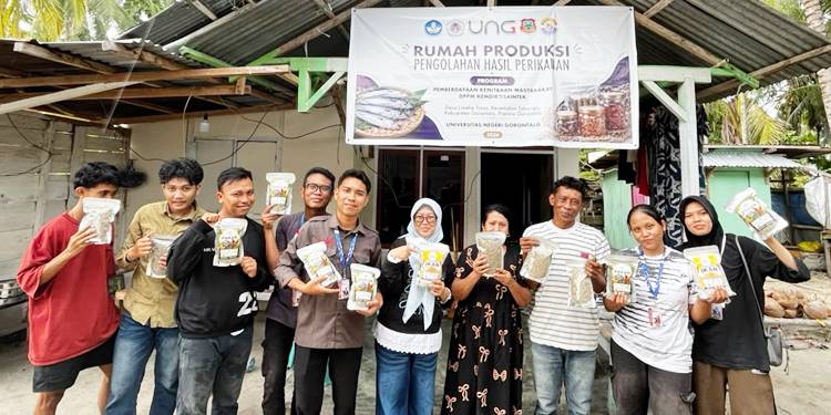 Dari Hama Menjadi Cuan, Tim Pengabdian UNG Latih Warga Produksi Tepung Ikan Sapu-sapu