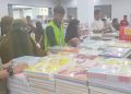 Pengunjung salah satu supermarket yang berbelanja alat atau perlengkapan sekola, Minggu (12/7/2026). (Foto: Roy/Gorontalo Post).