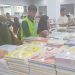 Pengunjung salah satu supermarket yang berbelanja alat atau perlengkapan sekola, Minggu (12/7/2026). (Foto: Roy/Gorontalo Post).