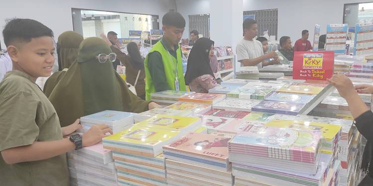 Pengunjung salah satu supermarket yang berbelanja alat atau perlengkapan sekola, Minggu (12/7/2026). (Foto: Roy/Gorontalo Post).