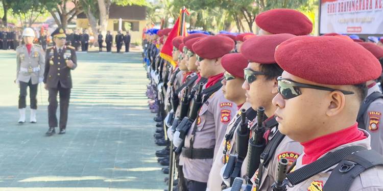Kapolda Gorontalo Irjen Pol Widodo saat memimpin upacara peringatan Hut Bhayangkara ke 80 tahun di lapangan Pllda Gorontalo. Rabu (1/7). Foto: Natharahman/ Gorontalo Post.