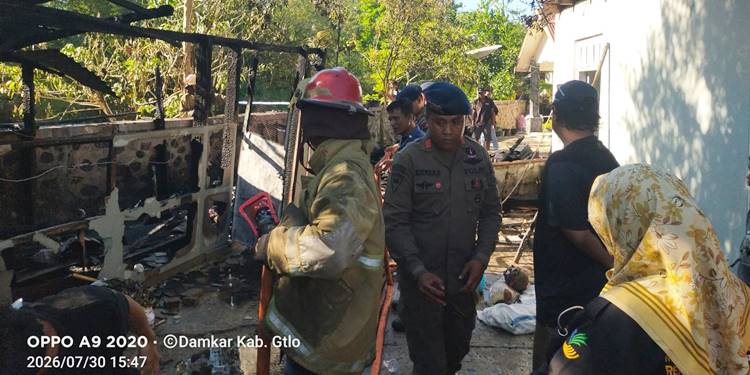 Dipicu Pembakaran Sampah, Rumah di Isimu Raya Ludes Terbakar